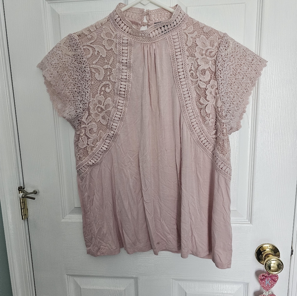 Gorgeous lace detailing
